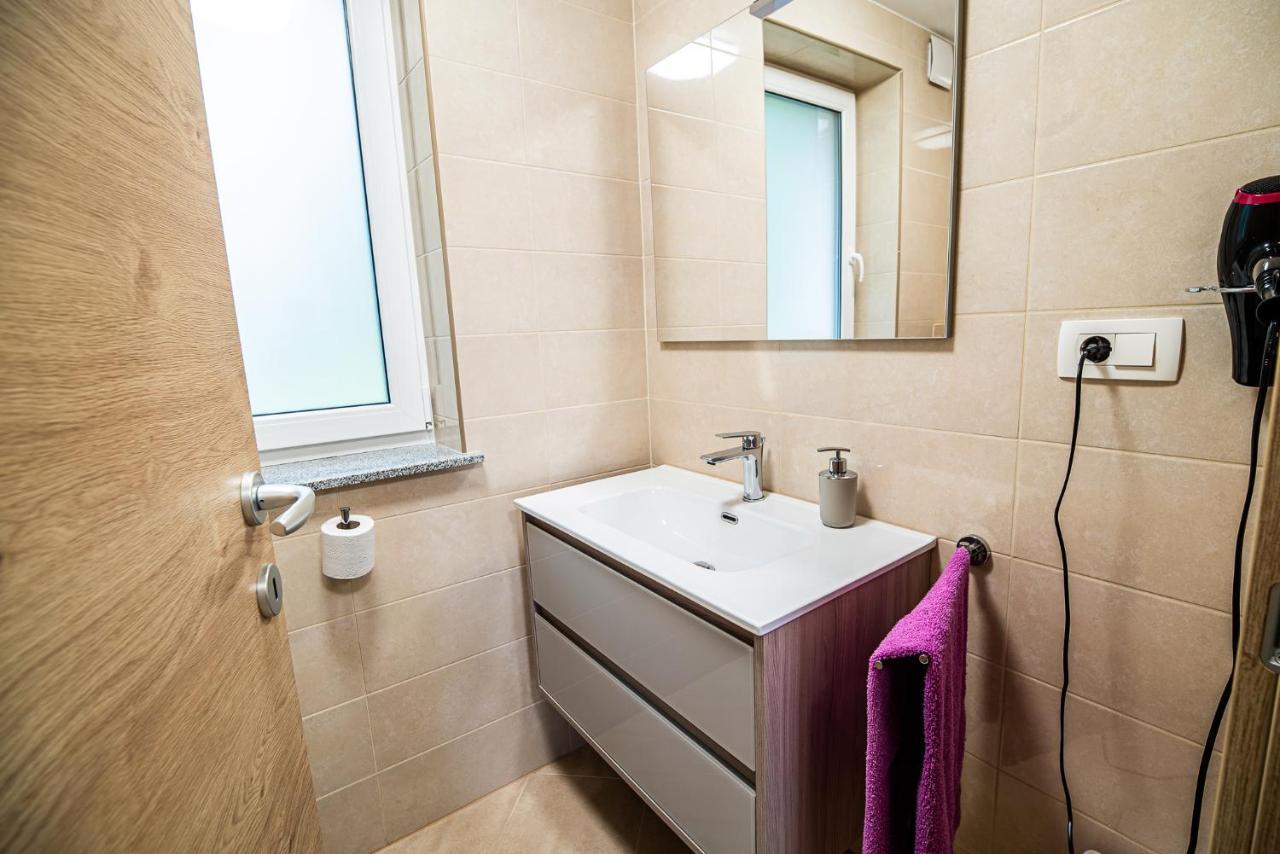 Holiday Home With Hot Tub And Sauna Sabina Rovte Buitenkant foto